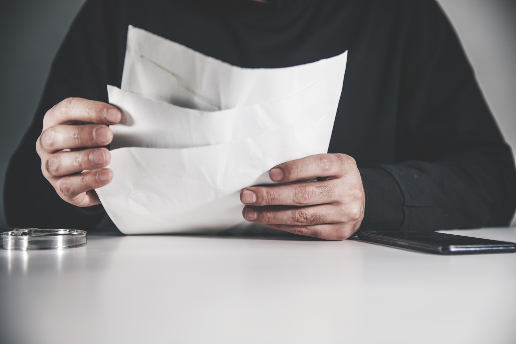 financial-documents-calculating-taxes.jpg стол