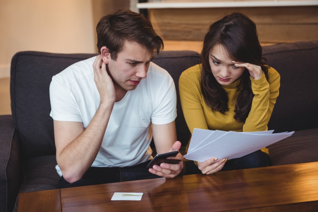 couple-sitting-sofa-discussing-with-financial-documents-living-room_107420-84892.jpg диван